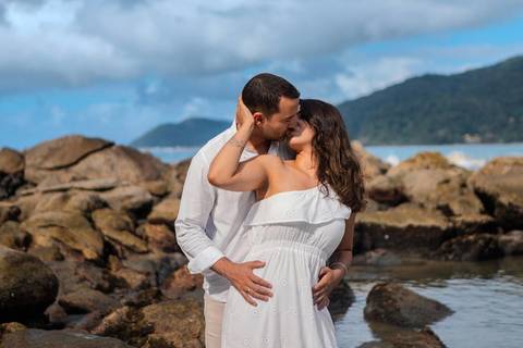 As melhores ideias e inspirações criativas de fotos de ensaio pré wedding na praia do Guarujá no nascer do sol'