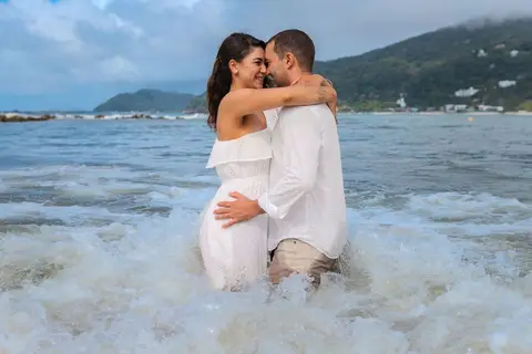 As melhores ideias e inspirações criativas de fotos de ensaio pré wedding na praia do Guarujá no nascer do sol'