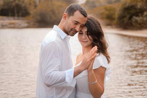 As melhores ideias e inspirações criativas de fotos de ensaio pré wedding na praia do Guarujá no nascer do sol'