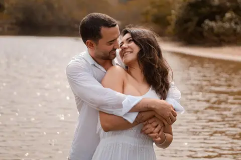 As melhores ideias e inspirações criativas de fotos de ensaio pré wedding na praia do Guarujá no nascer do sol'