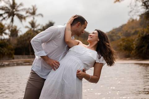 As melhores ideias e inspirações criativas de fotos de ensaio pré wedding na praia do Guarujá no nascer do sol'