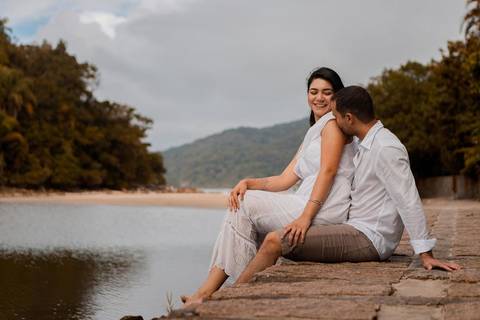 As melhores ideias e inspirações criativas de fotos de ensaio pré wedding na praia do Guarujá no nascer do sol'