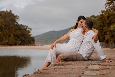 As melhores ideias e inspirações criativas de fotos de ensaio pré wedding na praia do Guarujá no nascer do sol'