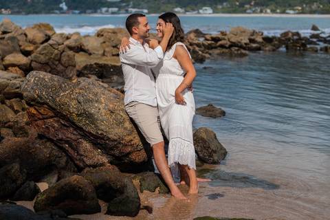 As melhores ideias e inspirações criativas de fotos de ensaio pré wedding na praia do Guarujá no nascer do sol'