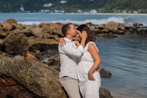As melhores ideias e inspirações criativas de fotos de ensaio pré wedding na praia do Guarujá no nascer do sol'