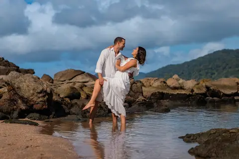 As melhores ideias e inspirações criativas de fotos de ensaio pré wedding na praia do Guarujá no nascer do sol'
