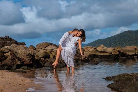 As melhores ideias e inspirações criativas de fotos de ensaio pré wedding na praia do Guarujá no nascer do sol'