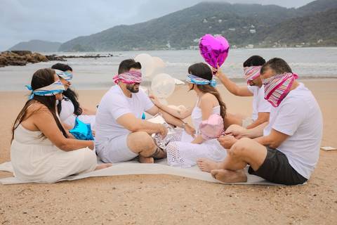 As melhores ideias e inspirações criativas de fotos do Chá Revelação na Praia com a Família'