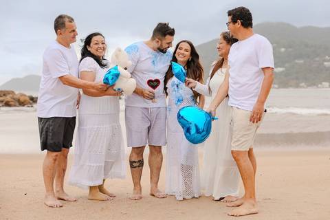 As melhores ideias e inspirações criativas de fotos do Chá Revelação na Praia com a Família'