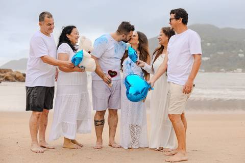 As melhores ideias e inspirações criativas de fotos do Chá Revelação na Praia com a Família'