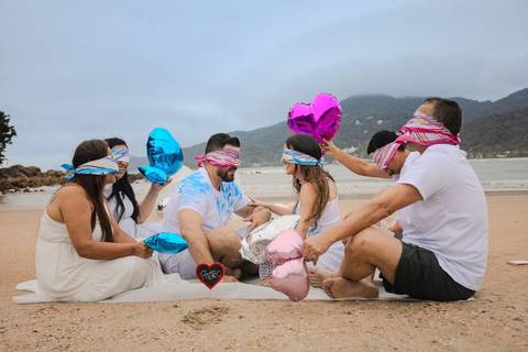 As melhores ideias e inspirações criativas de fotos do Chá Revelação na Praia com a Família'