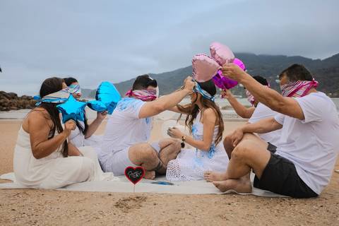 As melhores ideias e inspirações criativas de fotos do Chá Revelação na Praia com a Família'