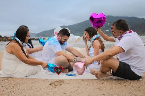 As melhores ideias e inspirações criativas de fotos do Chá Revelação na Praia com a Família'