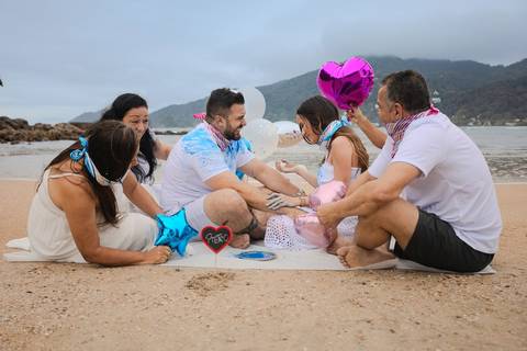 As melhores ideias e inspirações criativas de fotos do Chá Revelação na Praia com a Família'