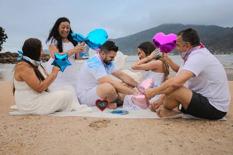 As melhores ideias e inspirações criativas de fotos do Chá Revelação na Praia com a Família'