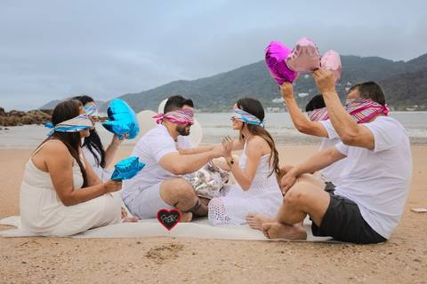As melhores ideias e inspirações criativas de fotos do Chá Revelação na Praia com a Família'