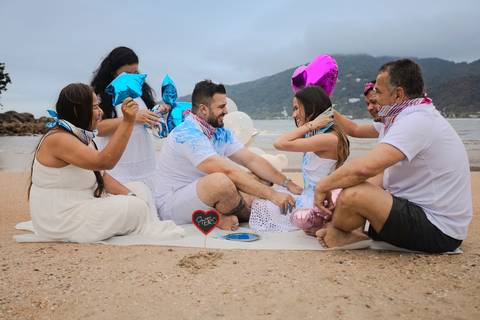 As melhores ideias e inspirações criativas de fotos do Chá Revelação na Praia com a Família'