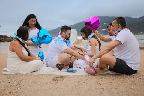 As melhores ideias e inspirações criativas de fotos do Chá Revelação na Praia com a Família'