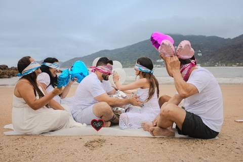 As melhores ideias e inspirações criativas de fotos do Chá Revelação na Praia com a Família'