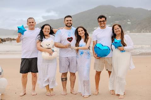 As melhores ideias e inspirações criativas de fotos do Chá Revelação na Praia com a Família'