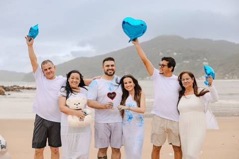 As melhores ideias e inspirações criativas de fotos do Chá Revelação na Praia com a Família'