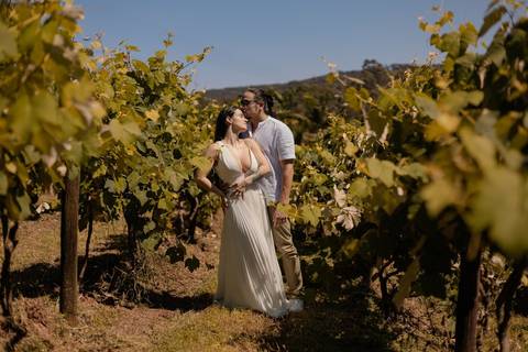 As melhores ideias e inspirações criativas de fotos de ensaio pré wedding em São Roque - Vinícola XV de Novembro'