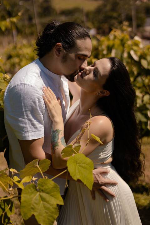 As melhores ideias e inspirações criativas de fotos de ensaio pré wedding em São Roque - Vinícola XV de Novembro'