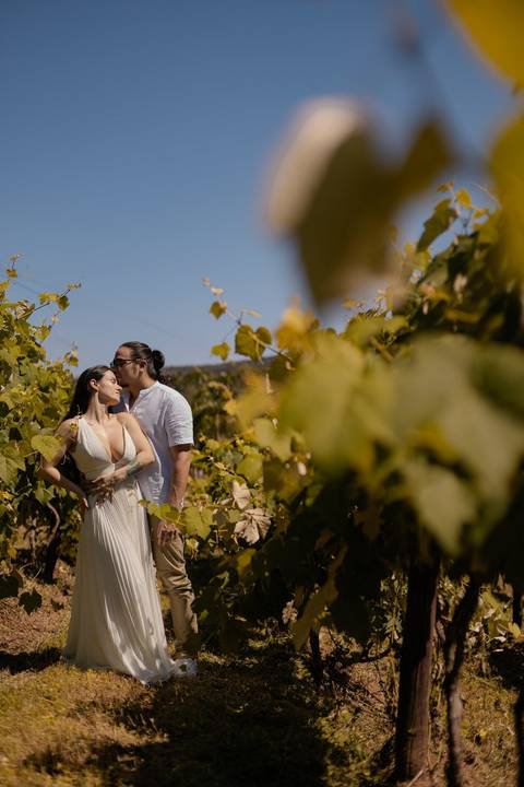 As melhores ideias e inspirações criativas de fotos de ensaio pré wedding em São Roque - Vinícola XV de Novembro'