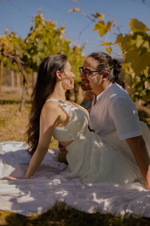 As melhores ideias e inspirações criativas de fotos de ensaio pré wedding em São Roque - Vinícola XV de Novembro'