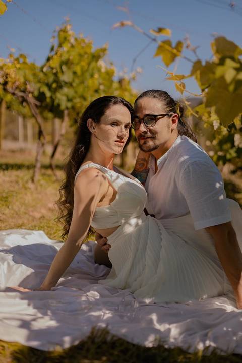 As melhores ideias e inspirações criativas de fotos de ensaio pré wedding em São Roque - Vinícola XV de Novembro'