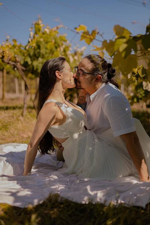 As melhores ideias e inspirações criativas de fotos de ensaio pré wedding em São Roque - Vinícola XV de Novembro'