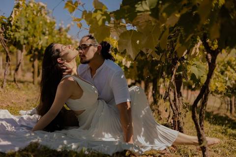 As melhores ideias e inspirações criativas de fotos de ensaio pré wedding em São Roque - Vinícola XV de Novembro'