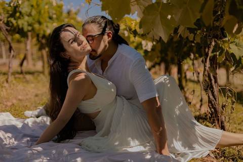 As melhores ideias e inspirações criativas de fotos de ensaio pré wedding em São Roque - Vinícola XV de Novembro'