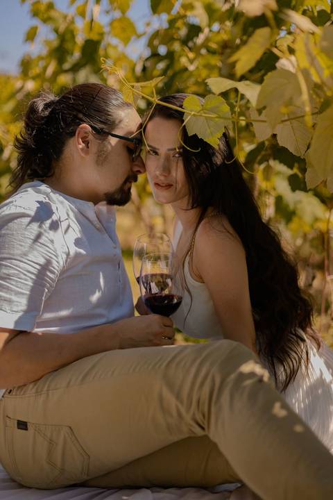 As melhores ideias e inspirações criativas de fotos de ensaio pré wedding em São Roque - Vinícola XV de Novembro'