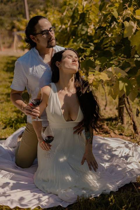 As melhores ideias e inspirações criativas de fotos de ensaio pré wedding em São Roque - Vinícola XV de Novembro'