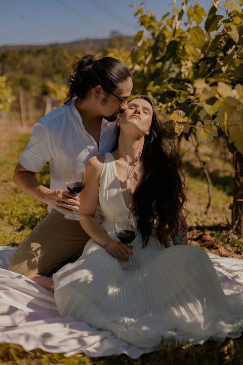 As melhores ideias e inspirações criativas de fotos de ensaio pré wedding em São Roque - Vinícola XV de Novembro'