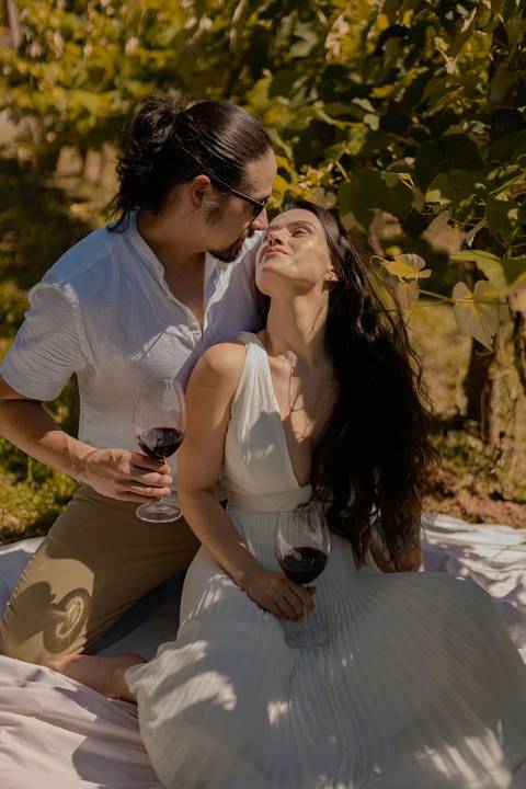 As melhores ideias e inspirações criativas de fotos de ensaio pré wedding em São Roque - Vinícola XV de Novembro'