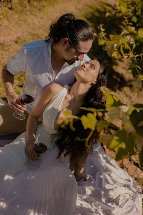 As melhores ideias e inspirações criativas de fotos de ensaio pré wedding em São Roque - Vinícola XV de Novembro'