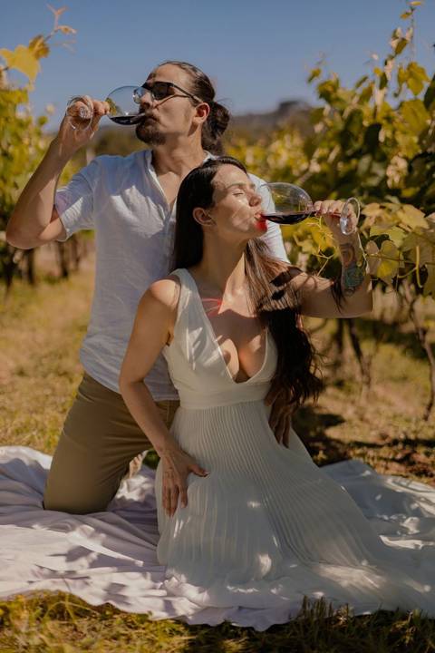 As melhores ideias e inspirações criativas de fotos de ensaio pré wedding em São Roque - Vinícola XV de Novembro'