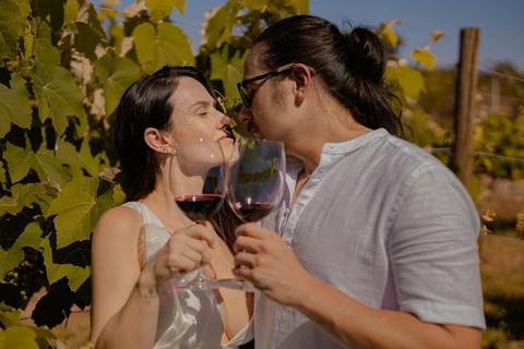 As melhores ideias e inspirações criativas de fotos de ensaio pré wedding em São Roque - Vinícola XV de Novembro'