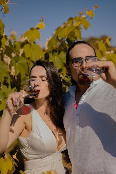 As melhores ideias e inspirações criativas de fotos de ensaio pré wedding em São Roque - Vinícola XV de Novembro'