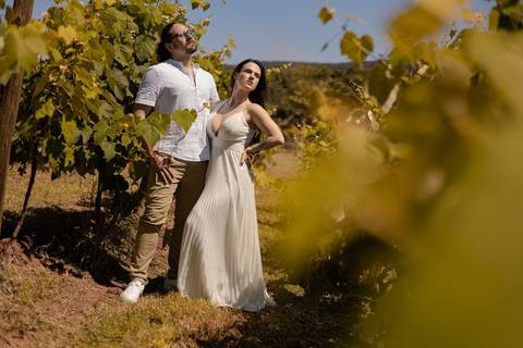 As melhores ideias e inspirações criativas de fotos de ensaio pré wedding em São Roque - Vinícola XV de Novembro'