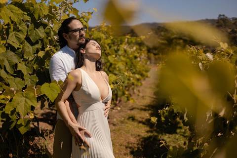 As melhores ideias e inspirações criativas de fotos de ensaio pré wedding em São Roque - Vinícola XV de Novembro'