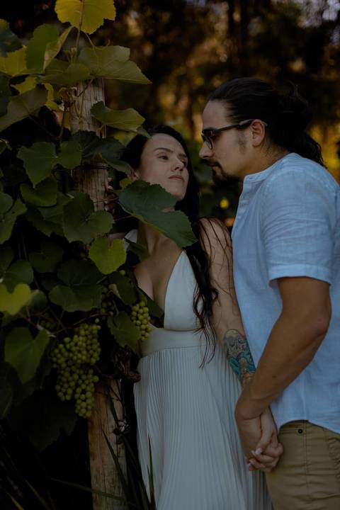 As melhores ideias e inspirações criativas de fotos de ensaio pré wedding em São Roque - Vinícola XV de Novembro'