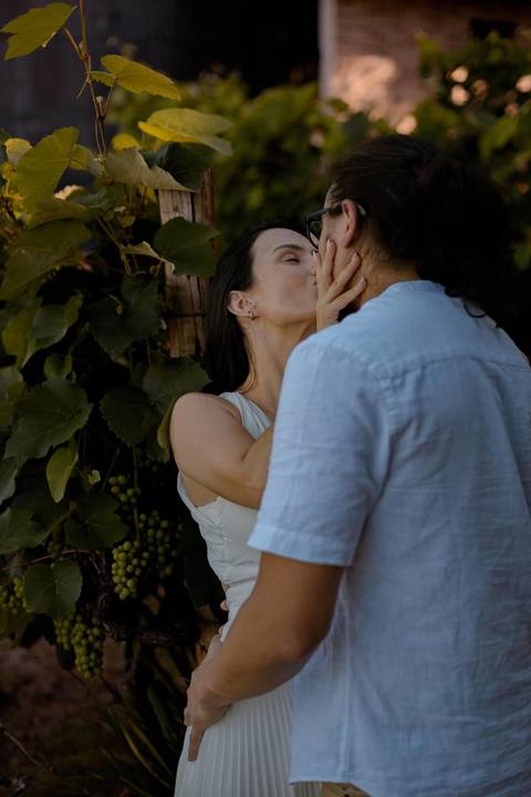 As melhores ideias e inspirações criativas de fotos de ensaio pré wedding em São Roque - Vinícola XV de Novembro'