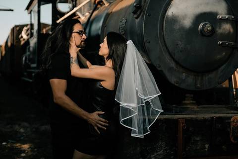 As melhores ideias e inspirações criativas de fotos de ensaio pré wedding em São Roque na Maria Fumaça'