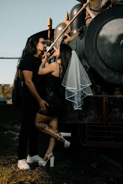 As melhores ideias e inspirações criativas de fotos de ensaio pré wedding em São Roque na Maria Fumaça'