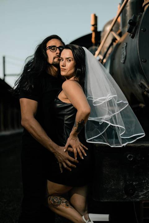 As melhores ideias e inspirações criativas de fotos de ensaio pré wedding em São Roque na Maria Fumaça'