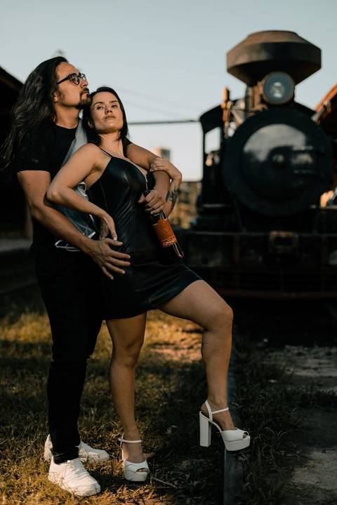 As melhores ideias e inspirações criativas de fotos de ensaio pré wedding em São Roque na Maria Fumaça'