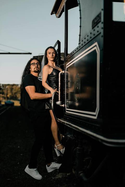 As melhores ideias e inspirações criativas de fotos de ensaio pré wedding em São Roque na Maria Fumaça'